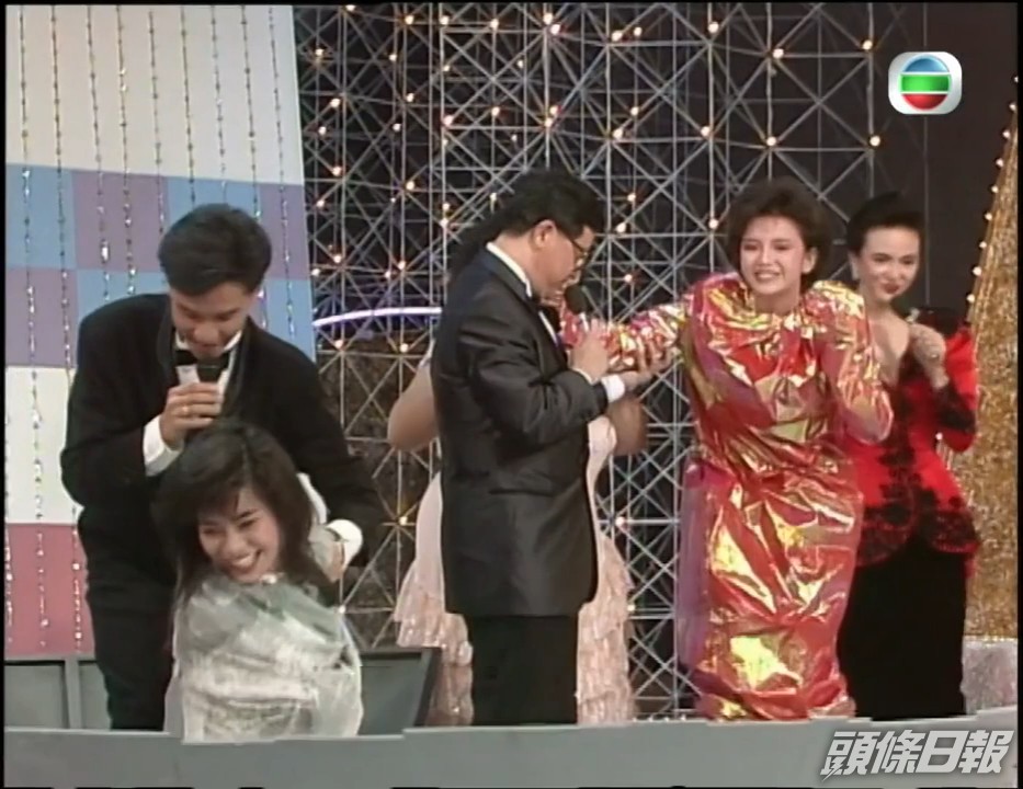 鍾保羅與鄭裕玲在無線多次合作主持大騷，包括1987年《龍鳳呈祥賀台慶》。